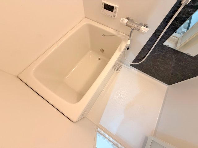 バス・シャワールーム　広めのお風呂は一日の疲れを癒してくれます。