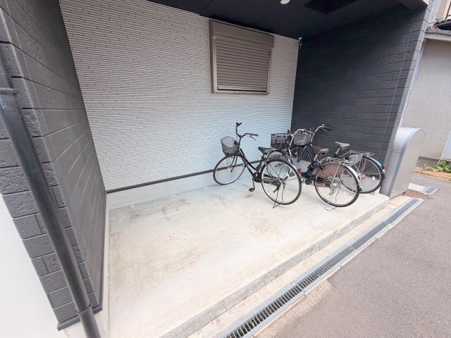 駐車場　敷地内には入居者専用の駐輪スペースもあります。