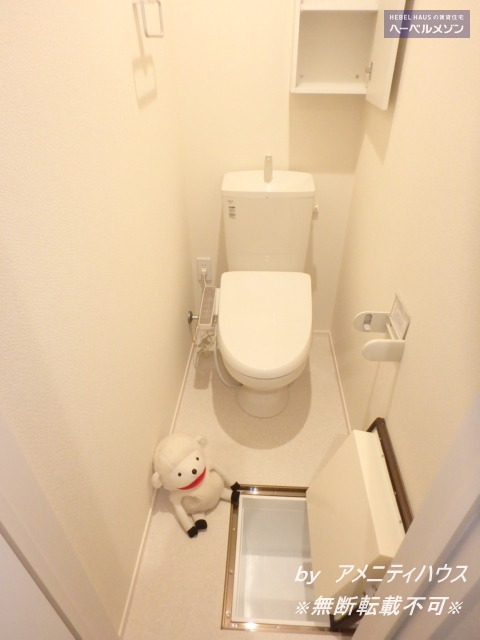 トイレ　●温水洗浄暖房便座付きの快適なトイレスペース。