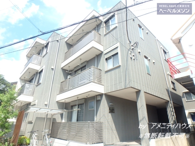 建物外観　●すっきりとした色合いの外観。