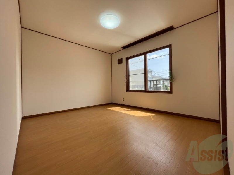その他部屋・スペース　寝室はこちらです。光が差し込む、温かみのあるお部屋です。