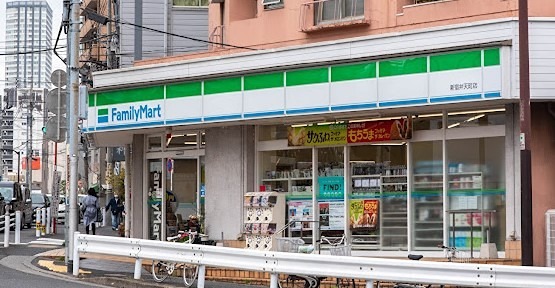 コンビニ　ファミリーマート 新宿弁天町店（コンビニ）まで69m