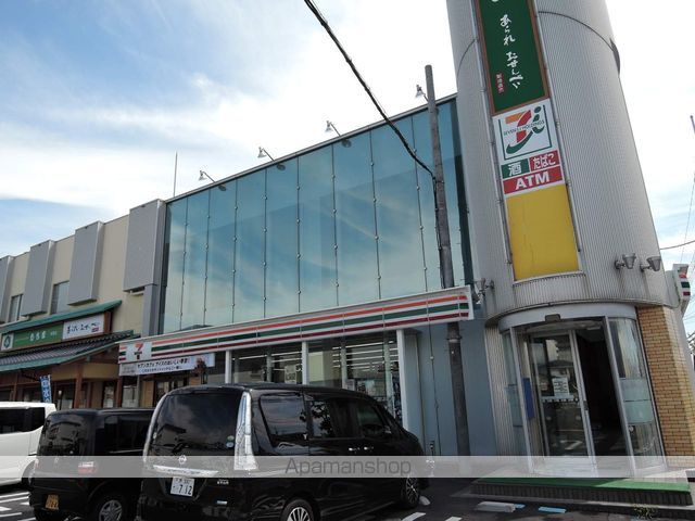 コンビニ　セブンイレブン（コンビニ）まで818m
