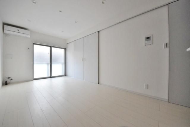 居室・リビング　★白が基調のきれいなお部屋★