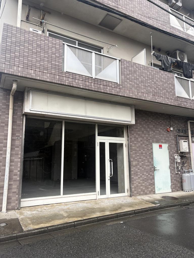 東武伊勢崎線 竹ノ塚駅 バス乗車時間：7分 最寄りバス停で下車 徒歩1分 5階建 築31年の居間写真