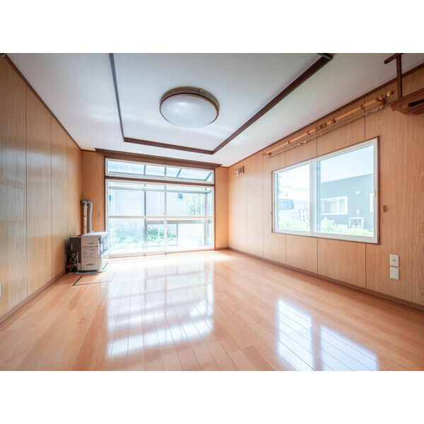 栗山町松風2丁目 戸建の居間写真
