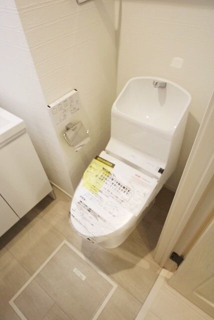 東急東横線 妙蓮寺駅 徒歩4分 3階建 築8年のトイレ写真