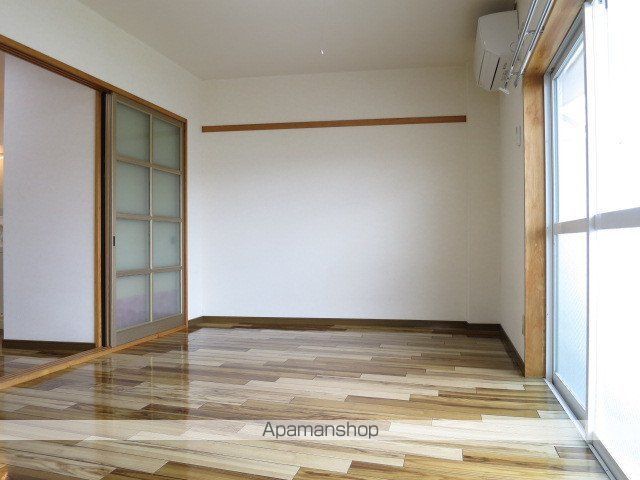 サーベイテックIIの居間写真