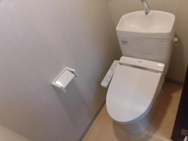 ＪＲ京浜東北線 西川口駅 徒歩13分 3階建 築8年のトイレ写真