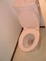 トイレ　トイレはかわいいピンク、コンセント付き。