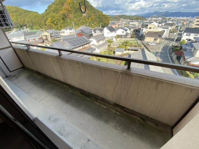 【松山市高岡町のマンションのバルコニー】