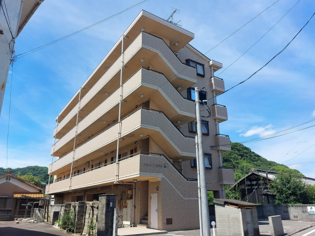 松山市高岡町のマンションの建物外観