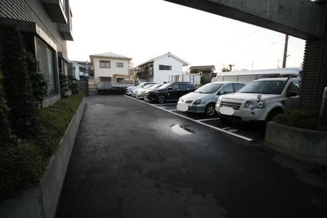 【世田谷区千歳台のマンションの駐車場】