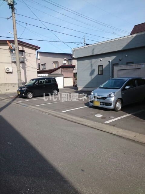 【ヴィラ・よつば館の駐車場】