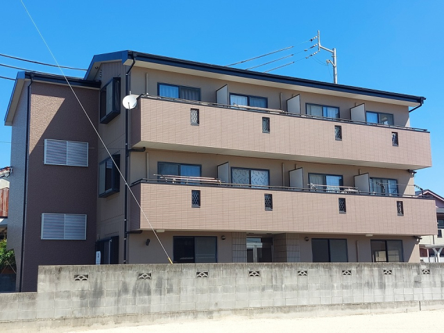 松山市北条辻のマンションの建物外観