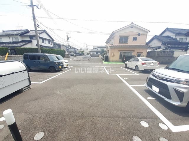 【Lien小山の駐車場】