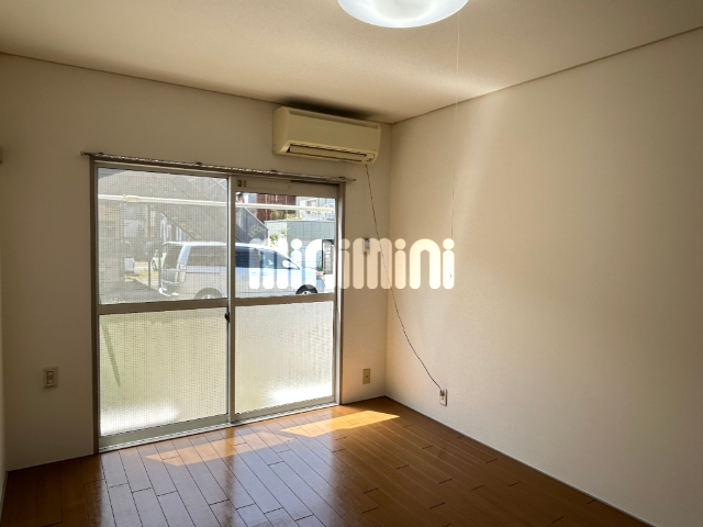 居室・リビング　エアコン付で快適に過ごせます！