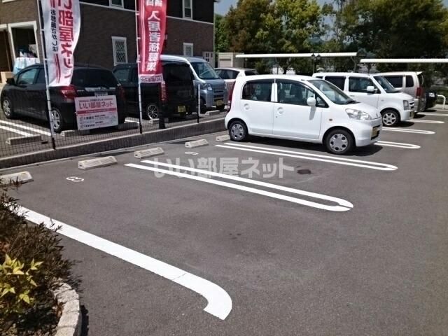 【橋本市さつき台のアパートの駐車場】