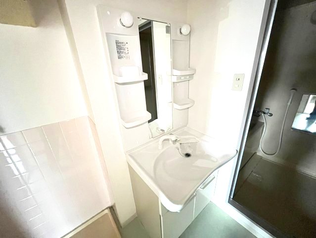 洗面設備　独立洗面台、朝の身支度には欠かせません