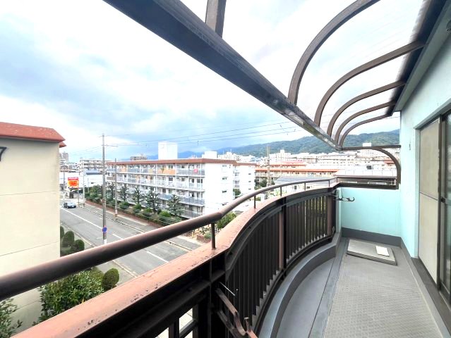 バルコニー　暖かな日差しのふりそそぐバルコニー