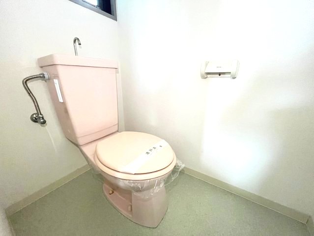 トイレ　落ち着いた色調のトイレです