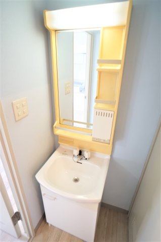 洗面設備　朝など便利な独立洗面台です