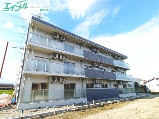 三重郡川越町大字当新田のマンションの建物外観