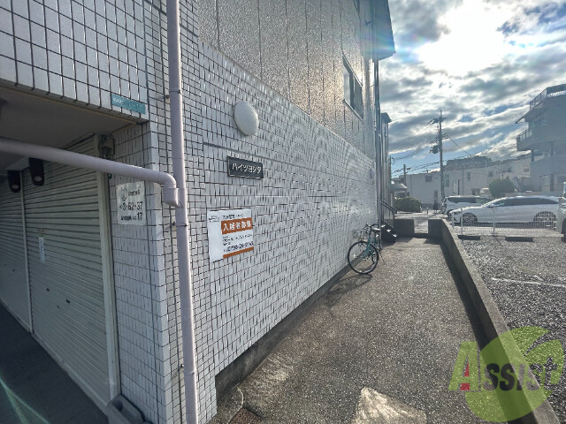 【西宮市柳本町のアパートのエントランス】