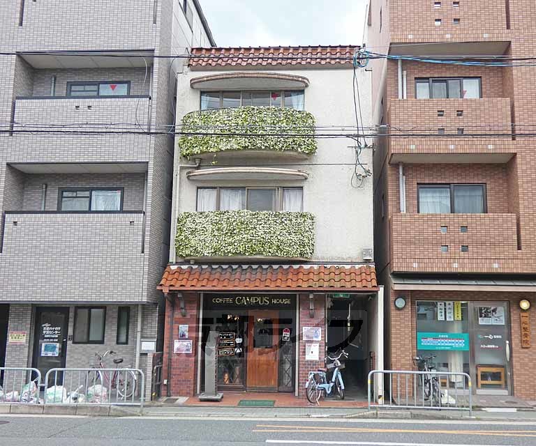 今出川マンションの建物外観