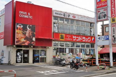 【川崎市宮前区平のアパートのドラックストア】