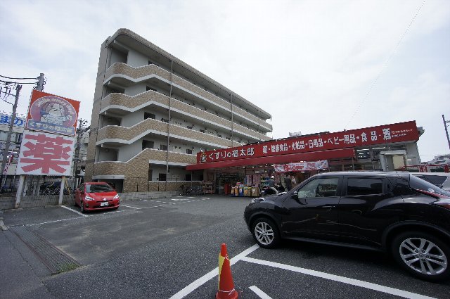 【船橋市海神町南のマンションのドラックストア】