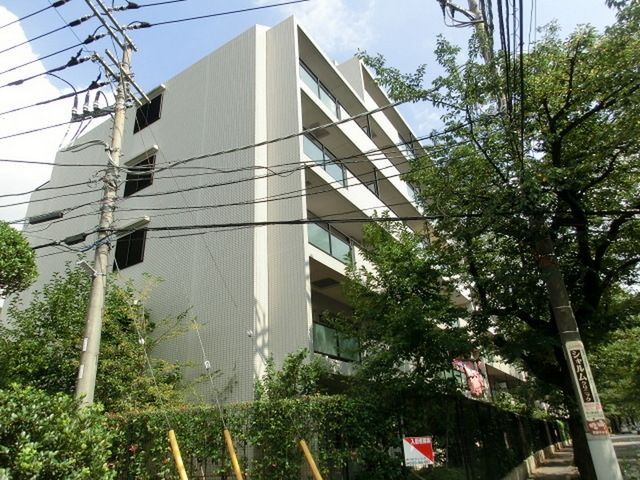 【松戸市常盤平のマンションの建物外観】