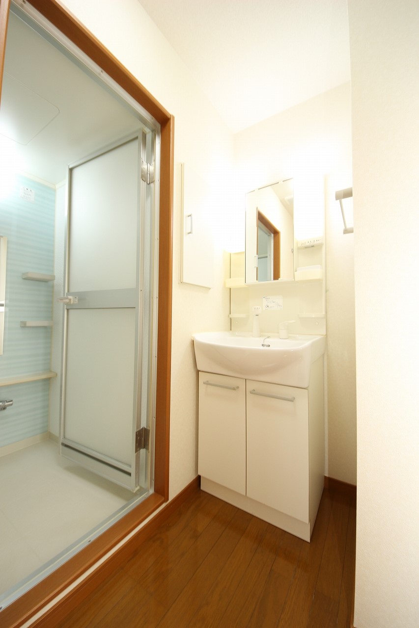 洗面設備　独立洗面台、朝の身支度には欠かせません