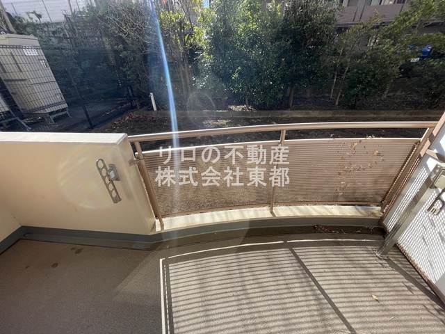 バルコニー　バルコニーがあるので洗濯物を太陽の下で干すことができます♪