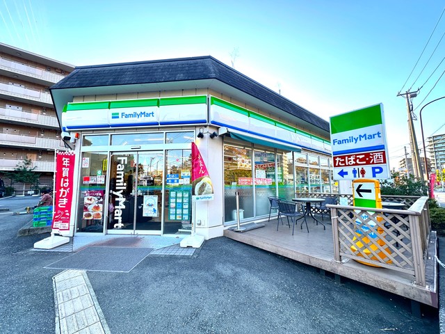 コンビニ　ファミリーマート町田小山ヶ丘三丁目店（コンビニ）まで62m