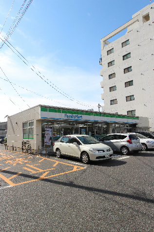 コンビニ　ファミリーマート 小倉中津口店（コンビニ）まで128m