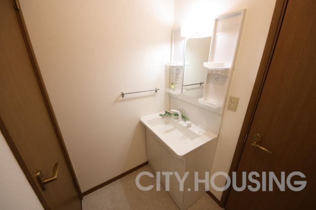 洗面設備　※モデルルームで、家具は展示用です。