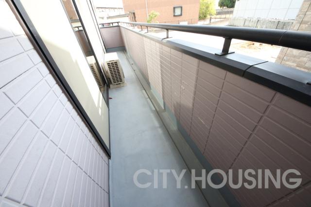 バルコニー　※モデルルームで、家具は展示用です。