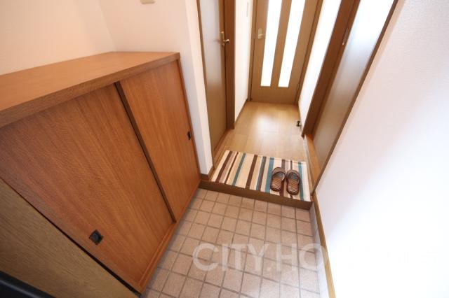 玄関　※モデルルームで、家具は展示用です。