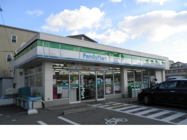 コンビニ　ファミリーマート様（コンビニ）まで300m