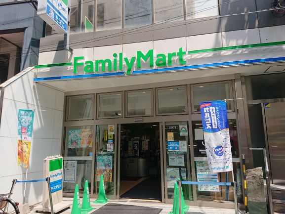 コンビニ　ファミリーマート 経堂駅前店（コンビニ）まで579m