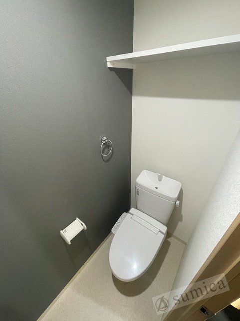 トイレ　人気アイテムの温水洗浄便座。清潔感のあるトイレです。