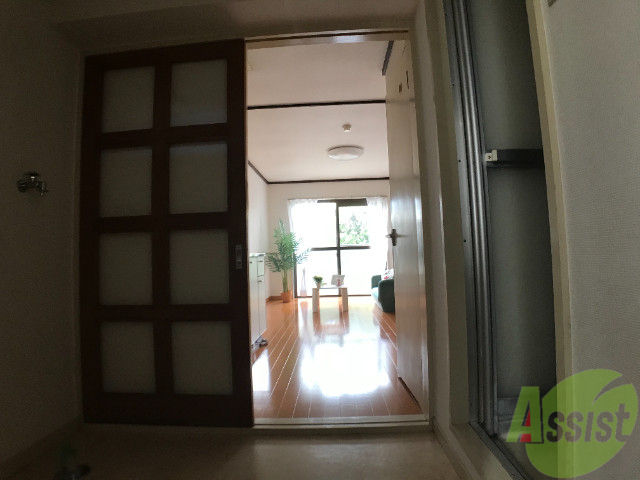 玄関　玄関開けると築年数を感じさせないキレイな内装になっています。