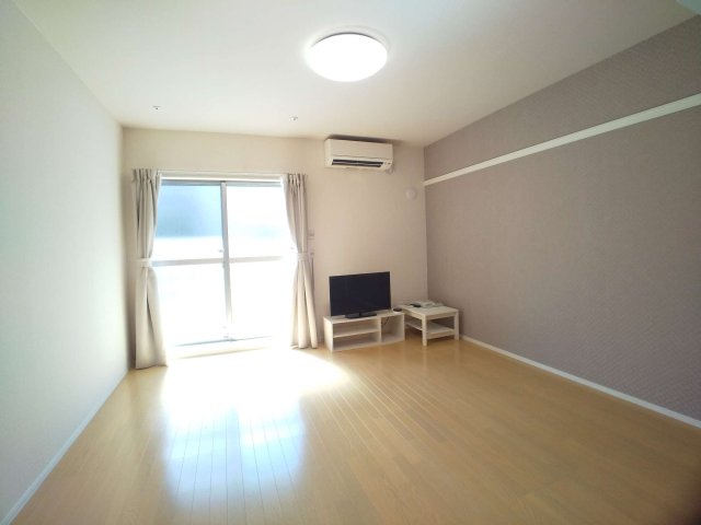 居室・リビング　ワイドな窓にて明るいお部屋