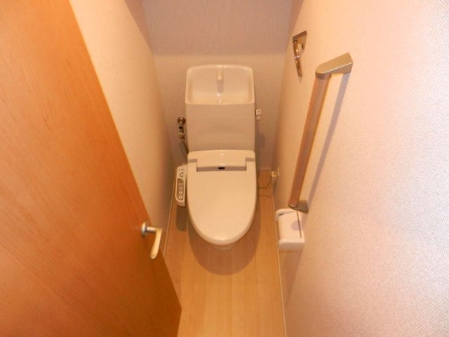 トイレ　明るく清潔感のあるトイレ