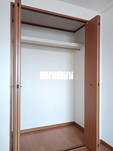 収納　通路側にも収納スペースありますよ