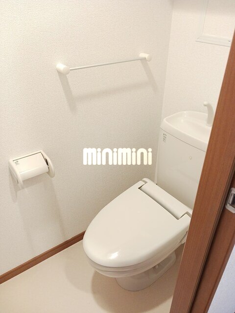 トイレ　温便座完備のトイレです