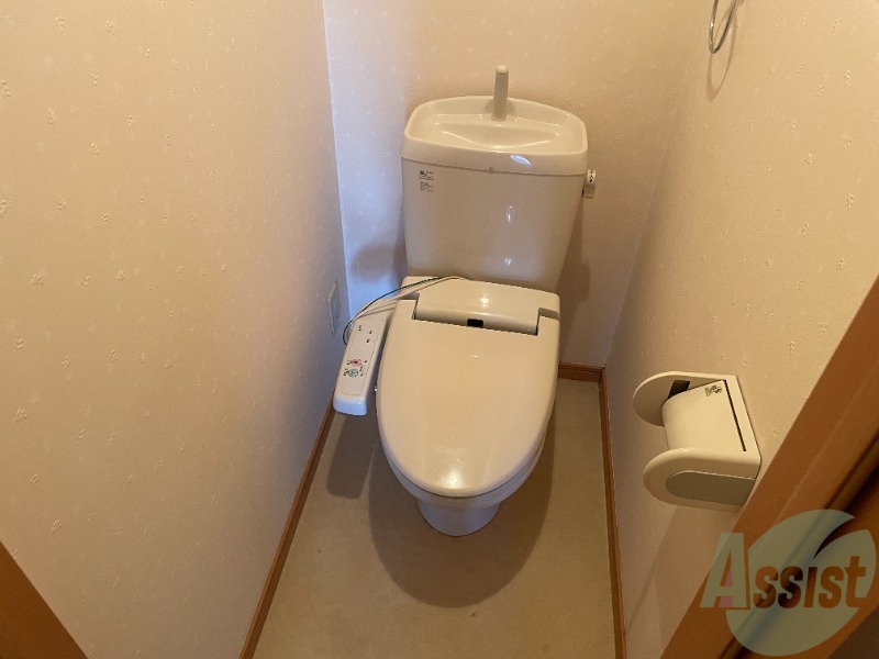 トイレ　温水洗浄便座なので快適に使用できそうですね。