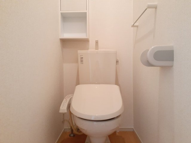 トイレ　落ち着いた色調のトイレです