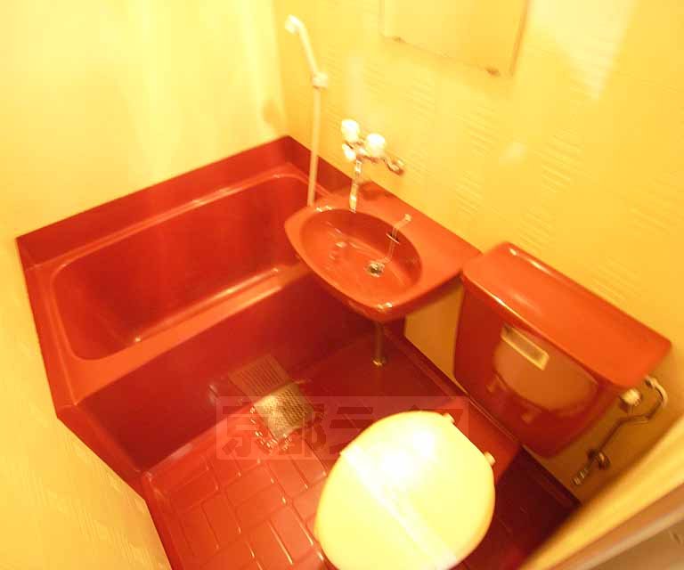 バス・シャワールーム　ユニットバスは掃除が簡単ですよ。